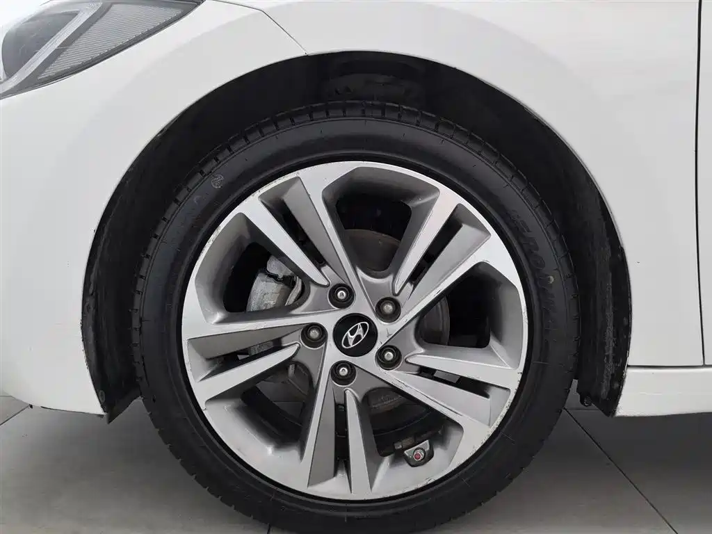 Hyundai Elantra 2018 — фото 17