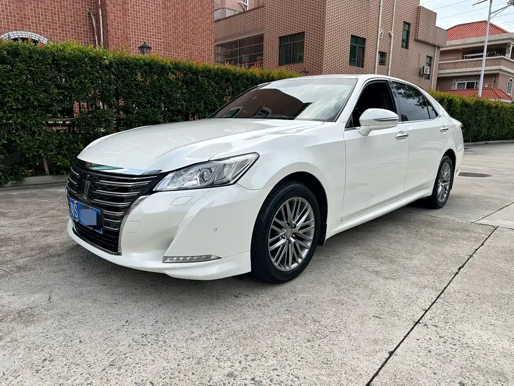Toyota Crown 2017 — фото 1