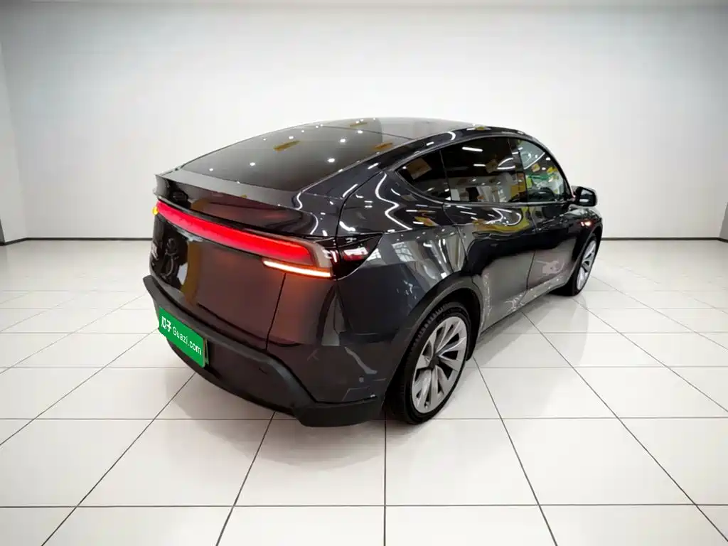 Tesla Model Y 2025