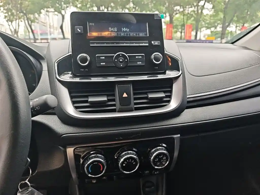 Toyota Yaris L 2021 — фото 13