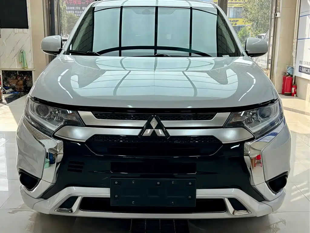 Mitsubishi Outlander 2022 — фото 2