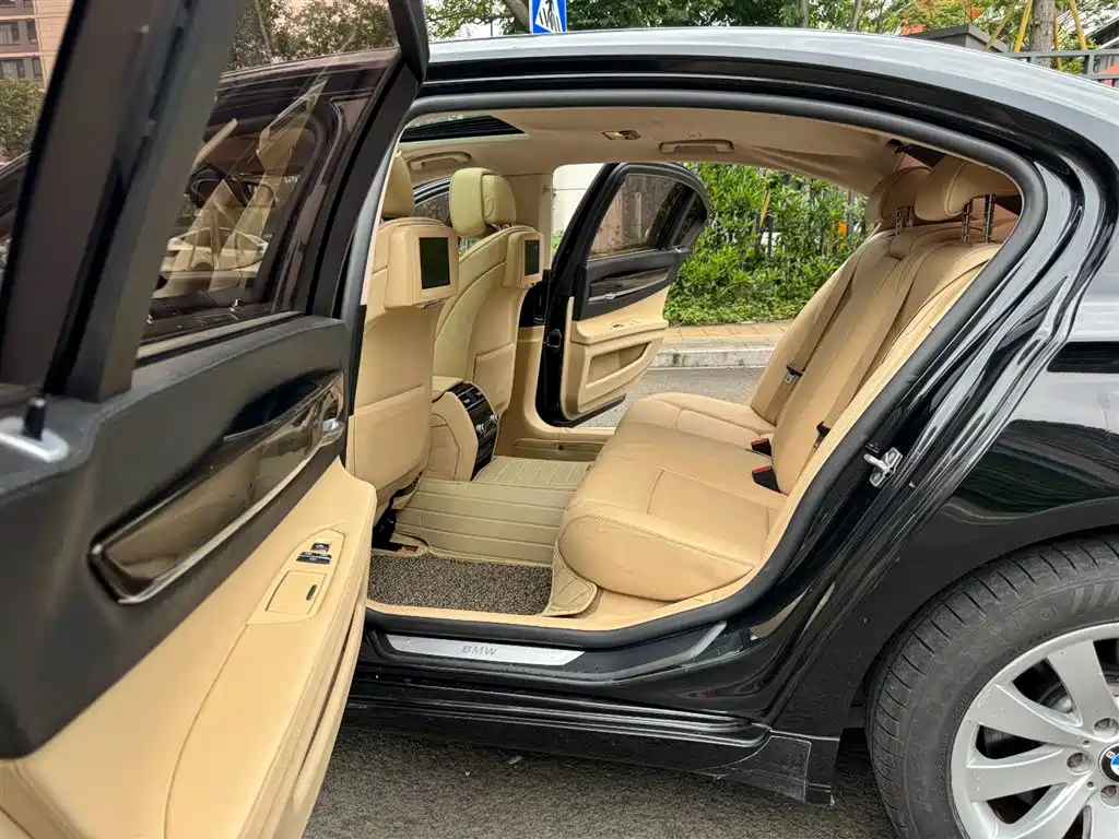 BMW 7 Series 2012 — фото 11