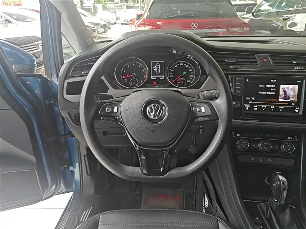Volkswagen Touran 2018 — фото 11