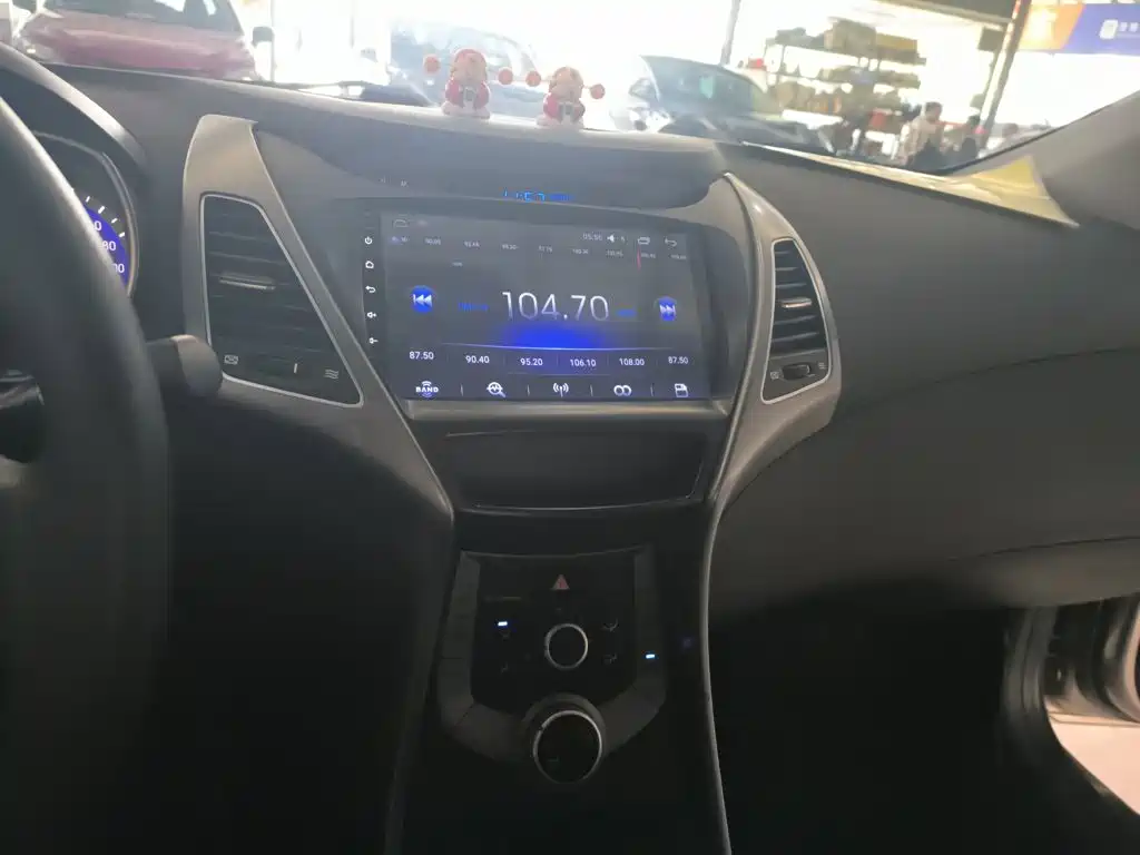 Hyundai Elantra 2017 — фото 9