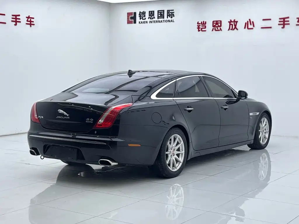 Jaguar XJ 2015 — фото 27