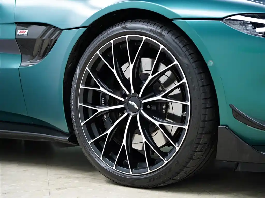 Aston Martin V8 Vantage 2024 — фото 57