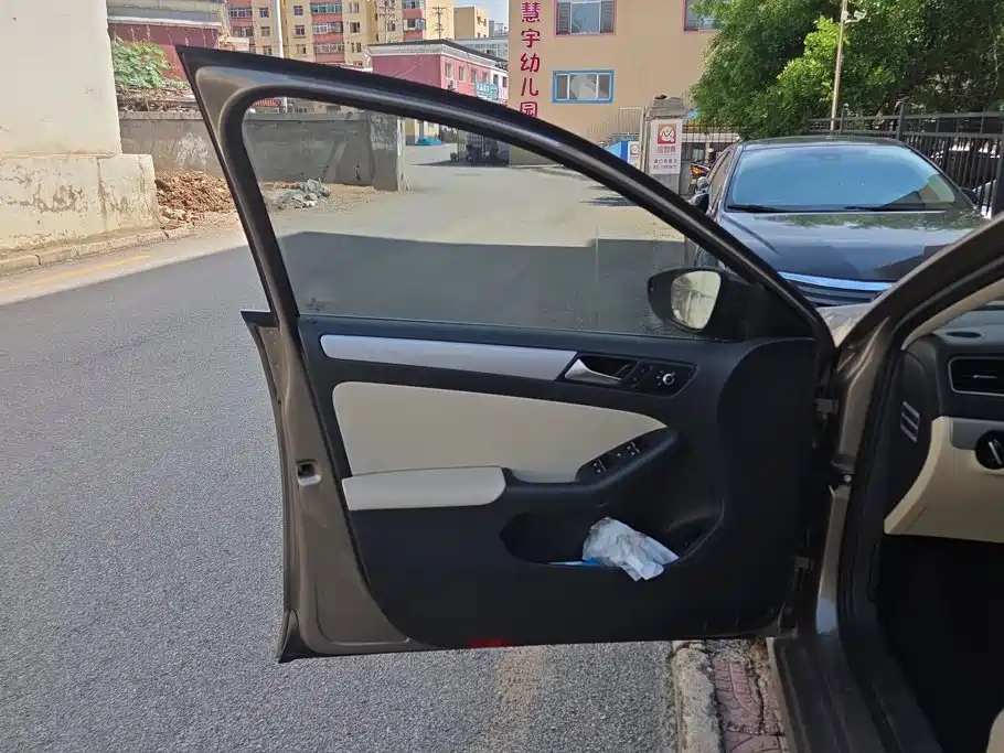 Volkswagen Sagitar 2012