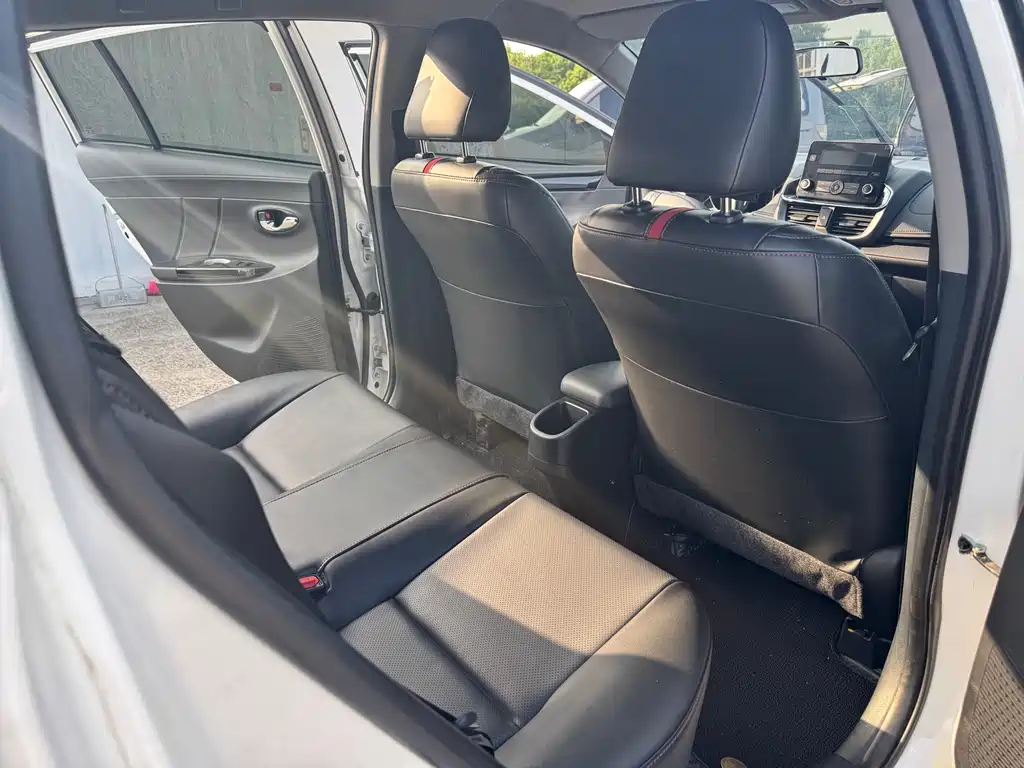 Toyota Yaris L 2022 — фото 12