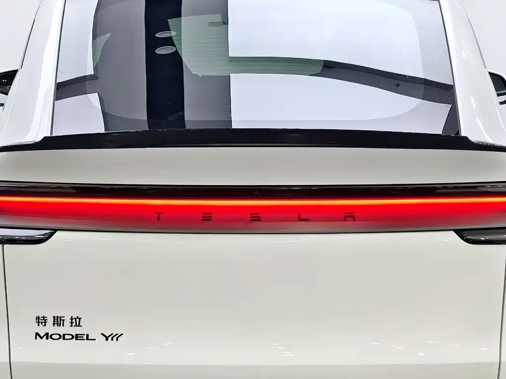 Tesla Model Y L 2025 — фото 7