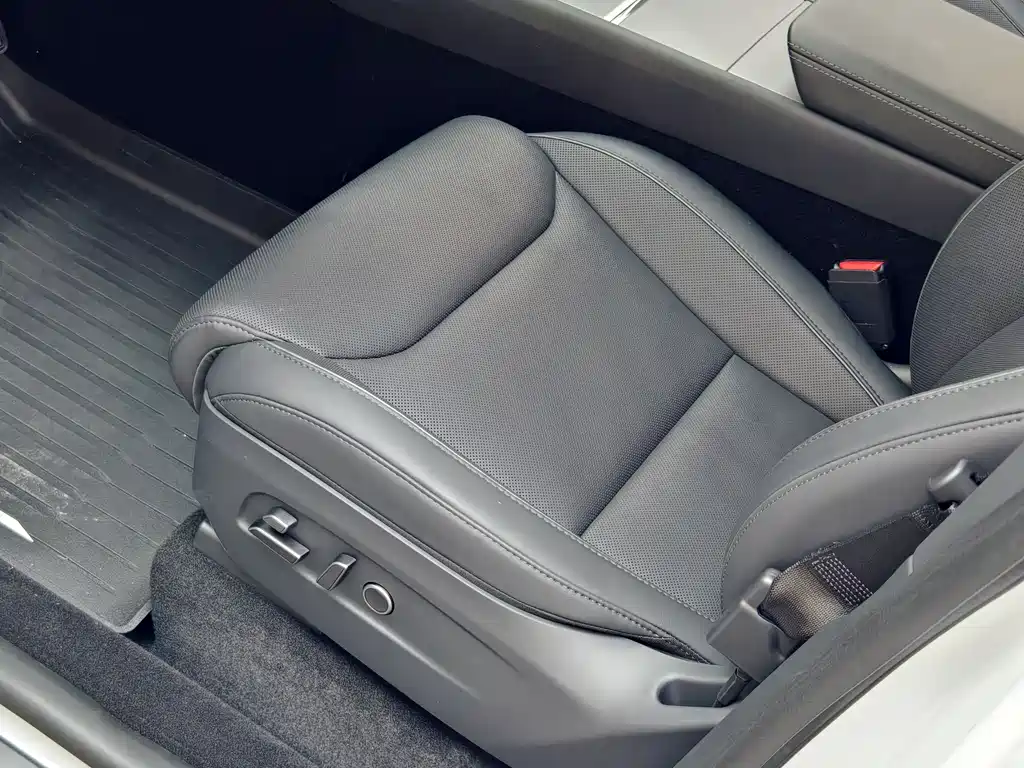 Tesla Model Y L 2025 — фото 14