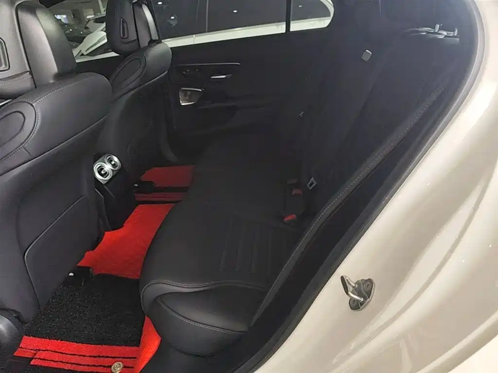 Mercedes-Benz C-Class 2023 — фото 17