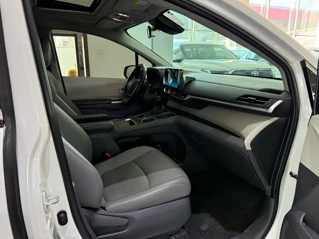 Toyota Sienna 2023 — фото 10