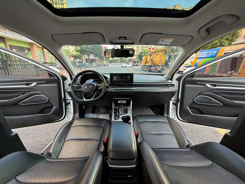 Geely Emgrand 2022