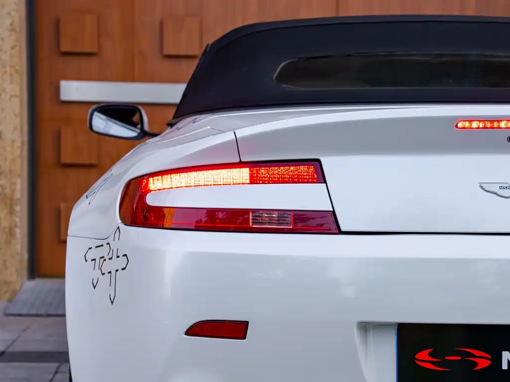 Aston Martin V8 Vantage 2010 — фото 10