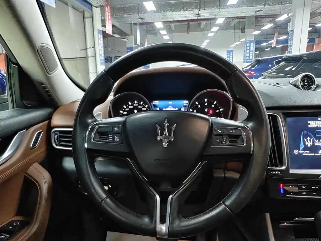 Maserati Levante 2018 — фото 12