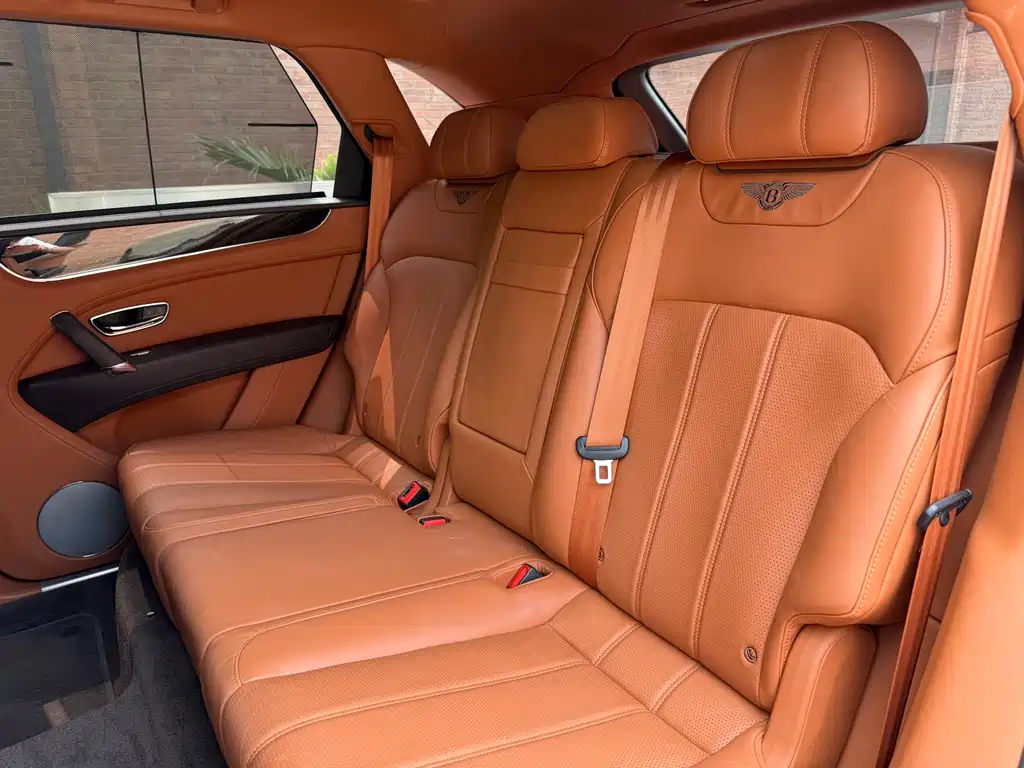 Bentley Bentayga 2019 — фото 12