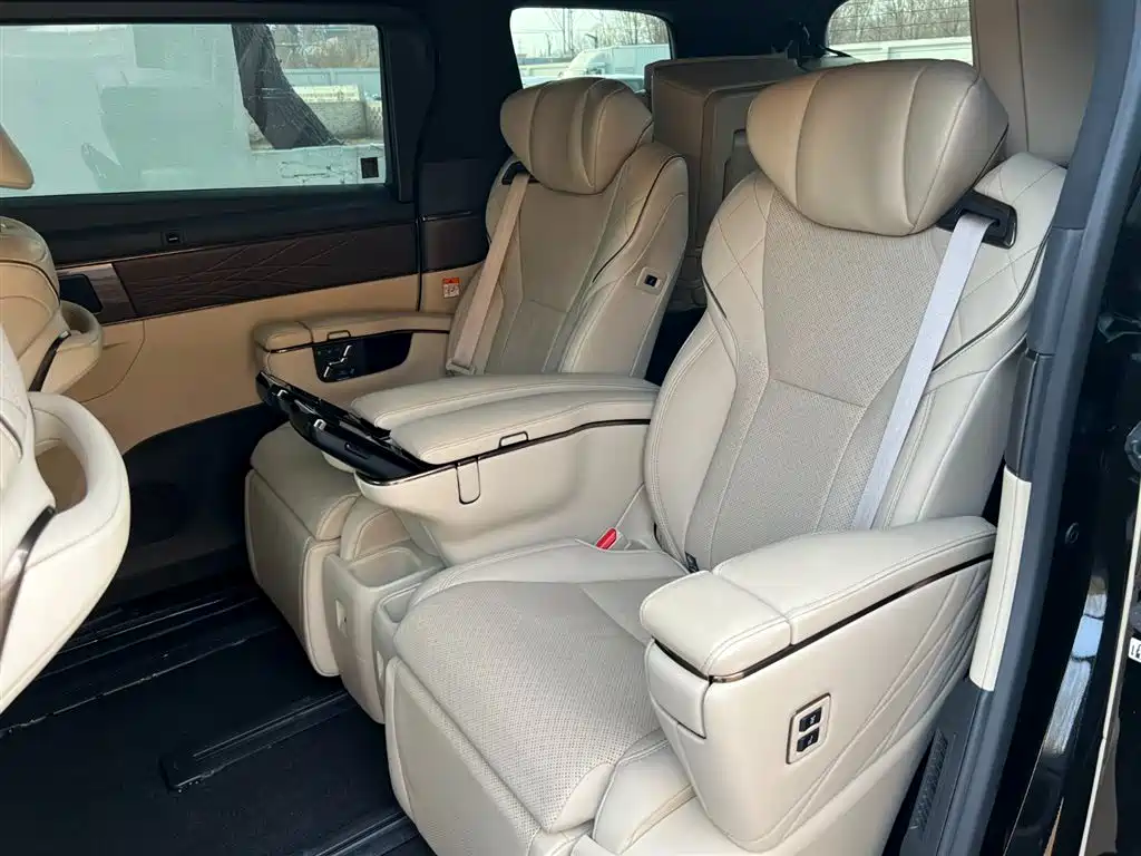 Toyota Alphard 2023 — фото 18