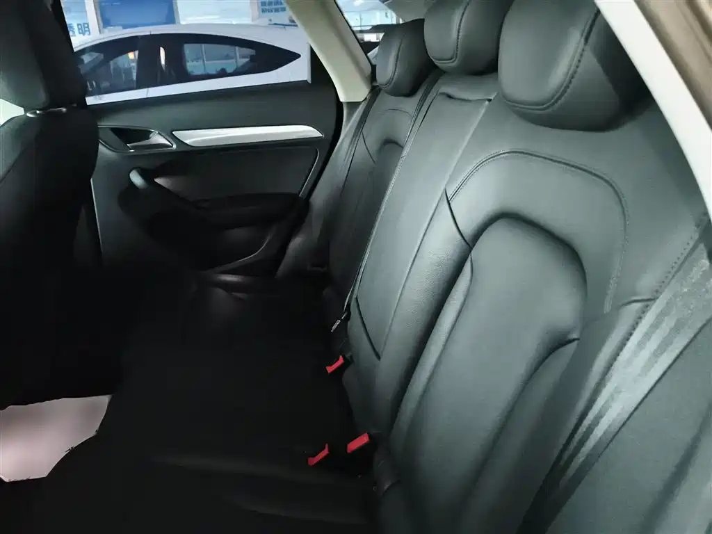 Audi Q3 2016 — фото 17