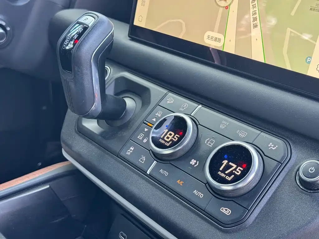 Land Rover Defender 2023 — фото 13