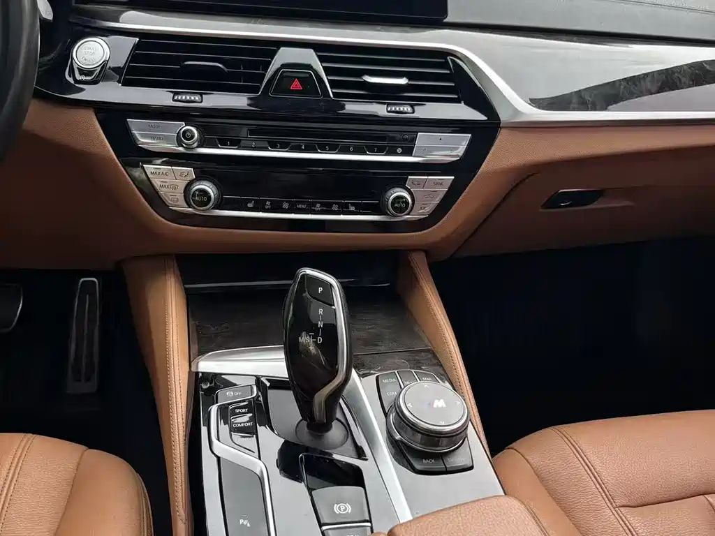 BMW 5 Series 2019 — фото 23