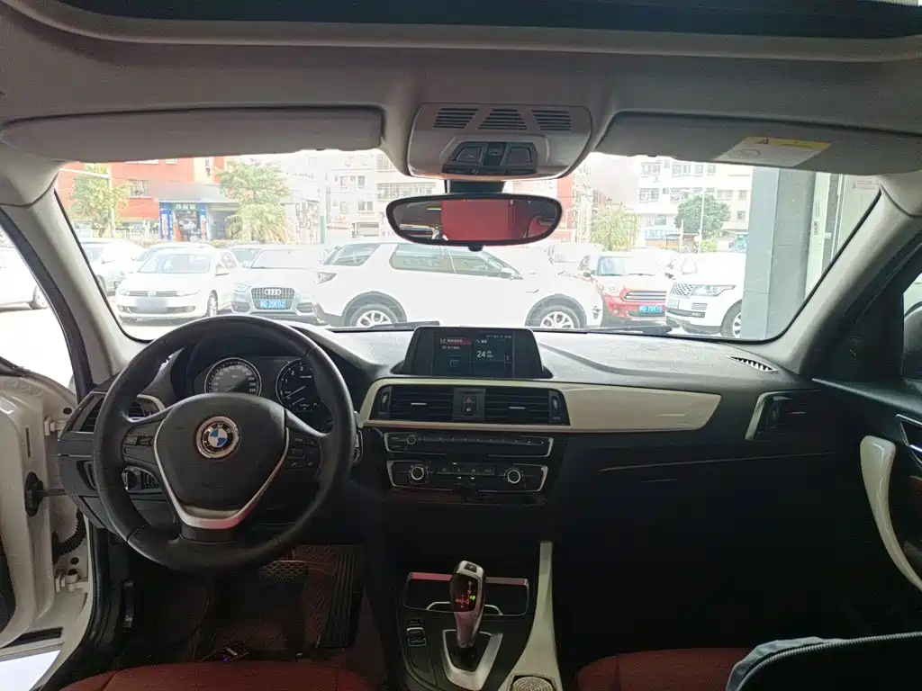 BMW 1 Series 2018 — фото 10
