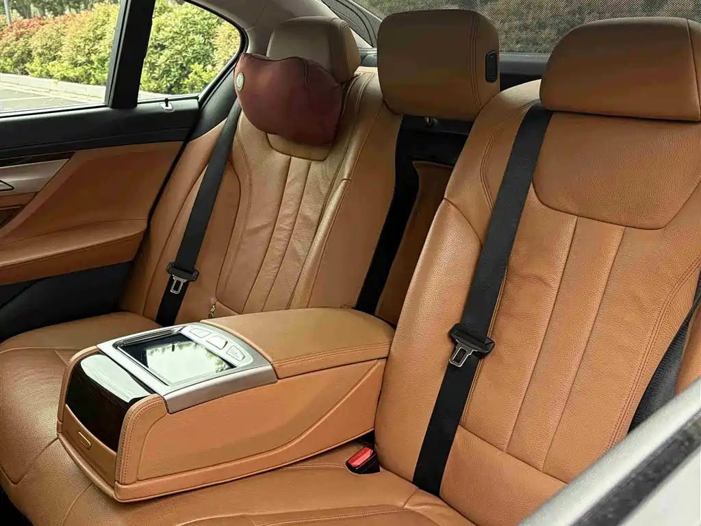 BMW 7 Series 2016 — фото 14