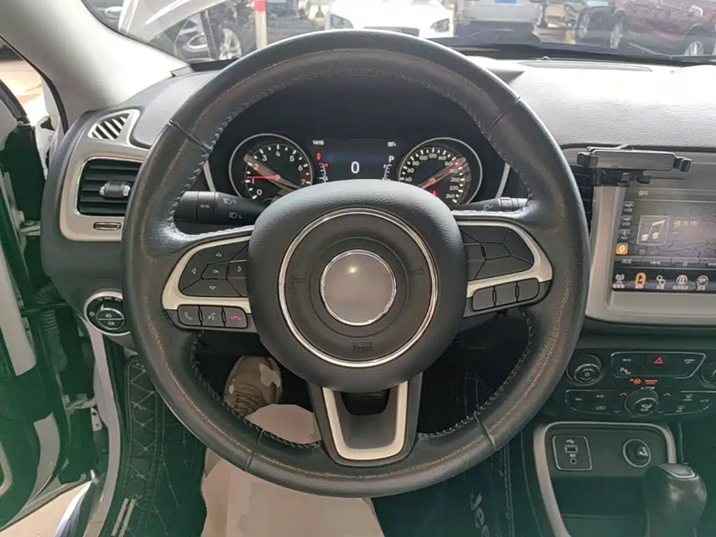 Jeep Compass 2018 — фото 11