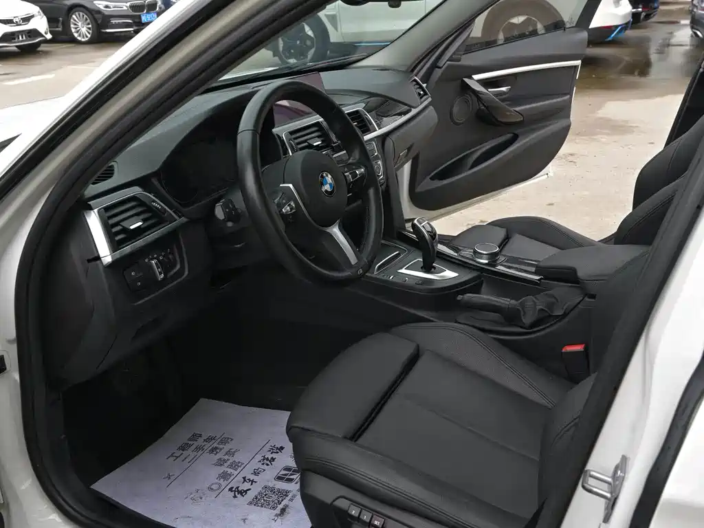 BMW 3 Series 2019 — фото 15