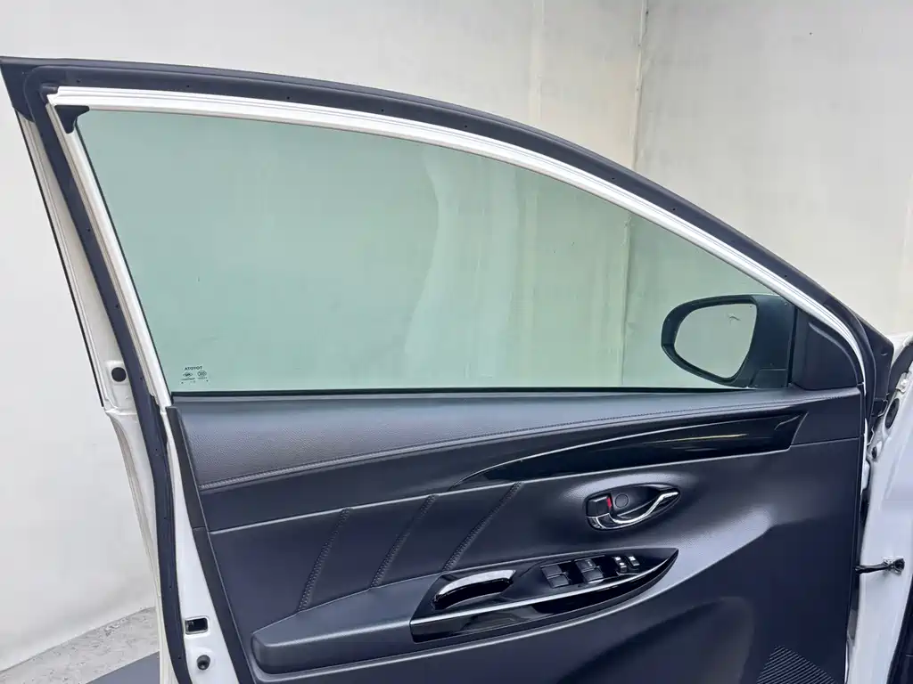 Toyota Yaris L 2023 — фото 28