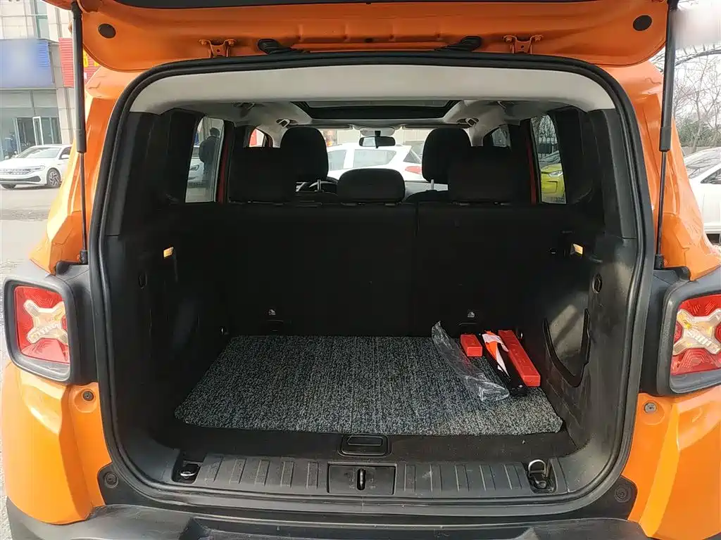 Jeep Renegade 2017 — фото 9