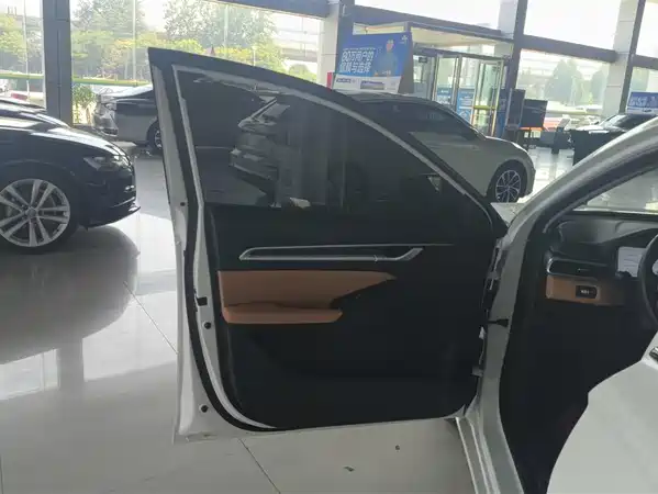 Geely Emgrand 2025