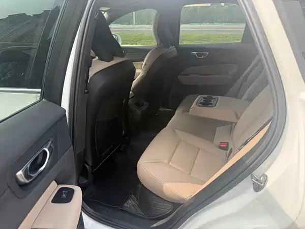 Volvo XC60 2025