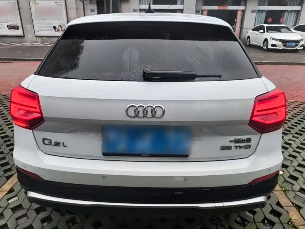 Audi Q2L 2019