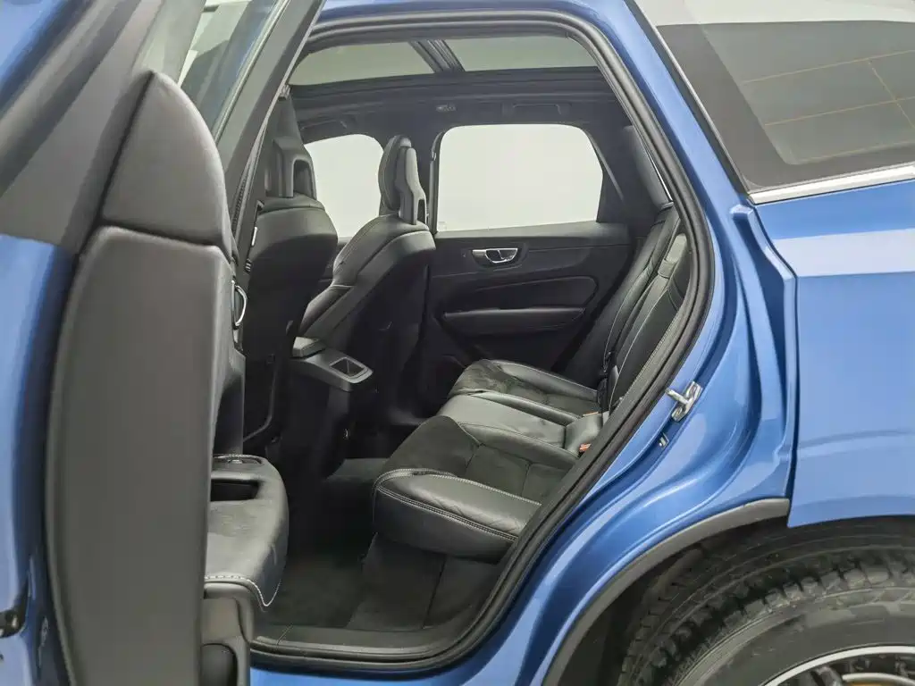 Volvo XC60 2018 — фото 15