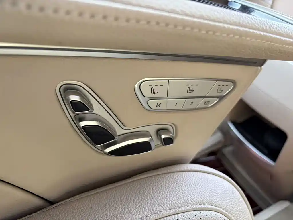 Mercedes-Benz V-Class 2021 — фото 19