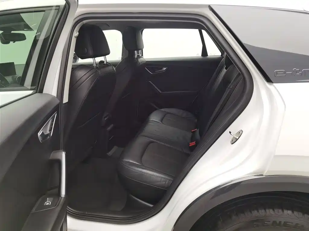 Audi Q2L e-tron 2020 — фото 15