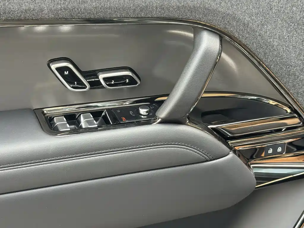 Land Rover Sport 2023 — фото 11