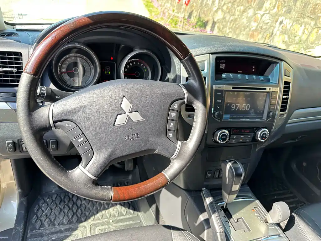 Mitsubishi Pajero 2016 — фото 19