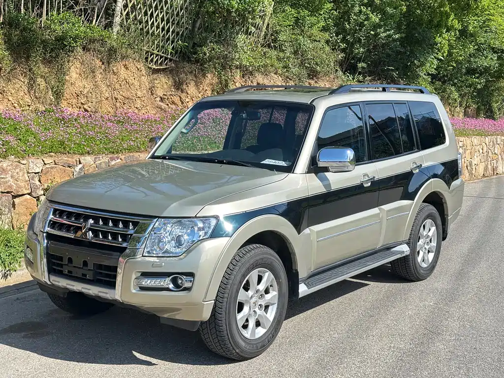 Mitsubishi Pajero 2016