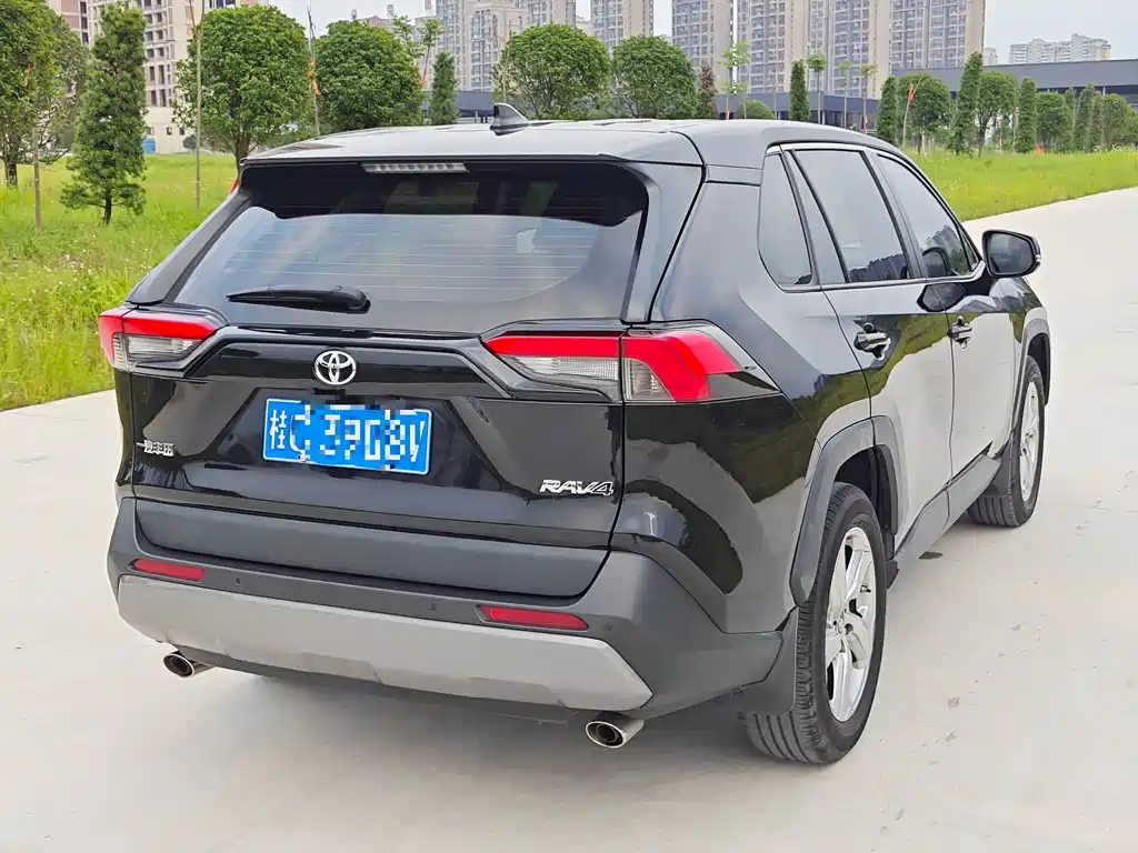 Toyota RAV4 2023 — фото 7