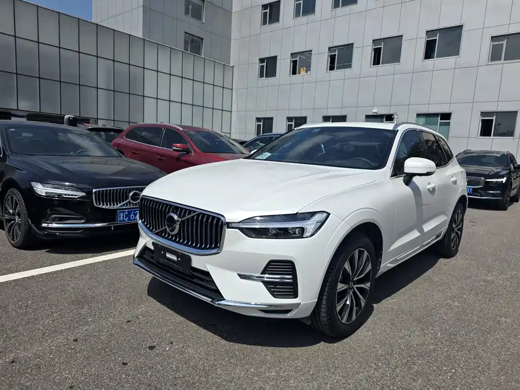 Volvo XC60 2022 — фото 1