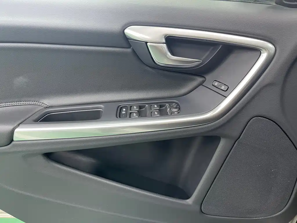 Volvo V60 2018 — фото 18
