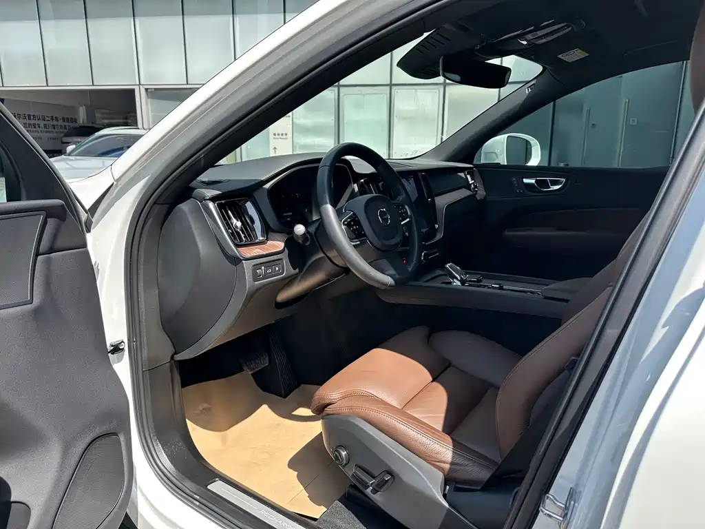 Volvo XC60 PHEV 2023 — фото 8