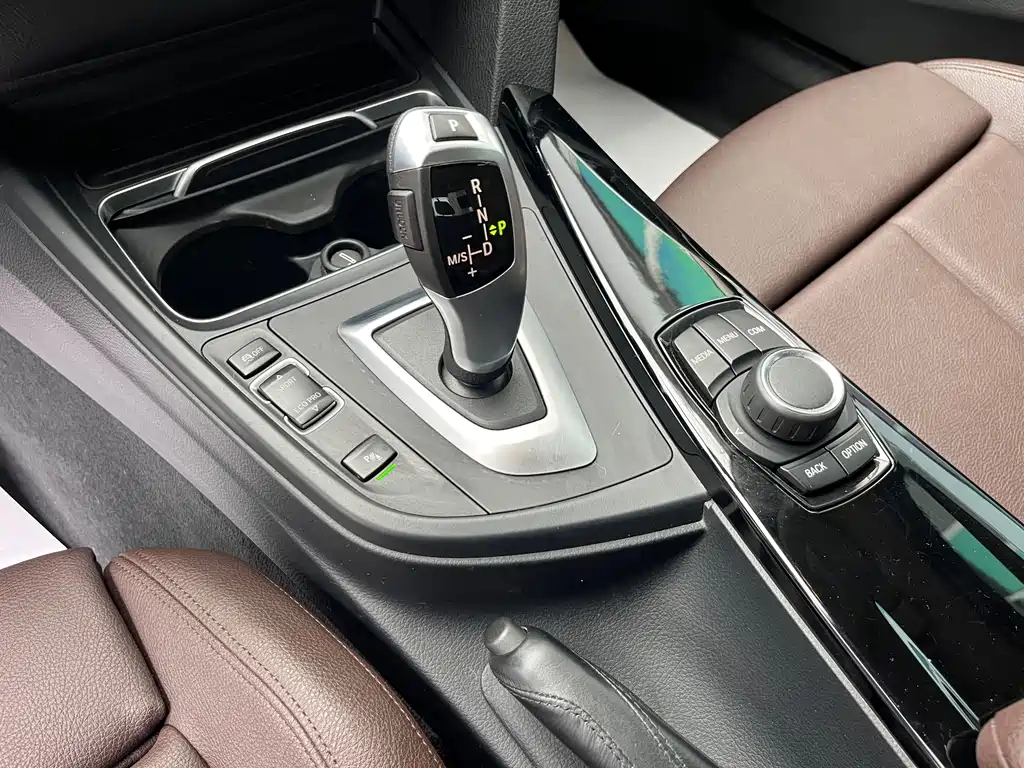 BMW 3 Series 2018 — фото 12