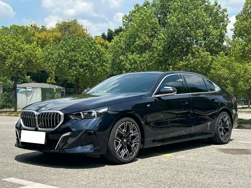 BMW 5 Series 2025 — фото 1