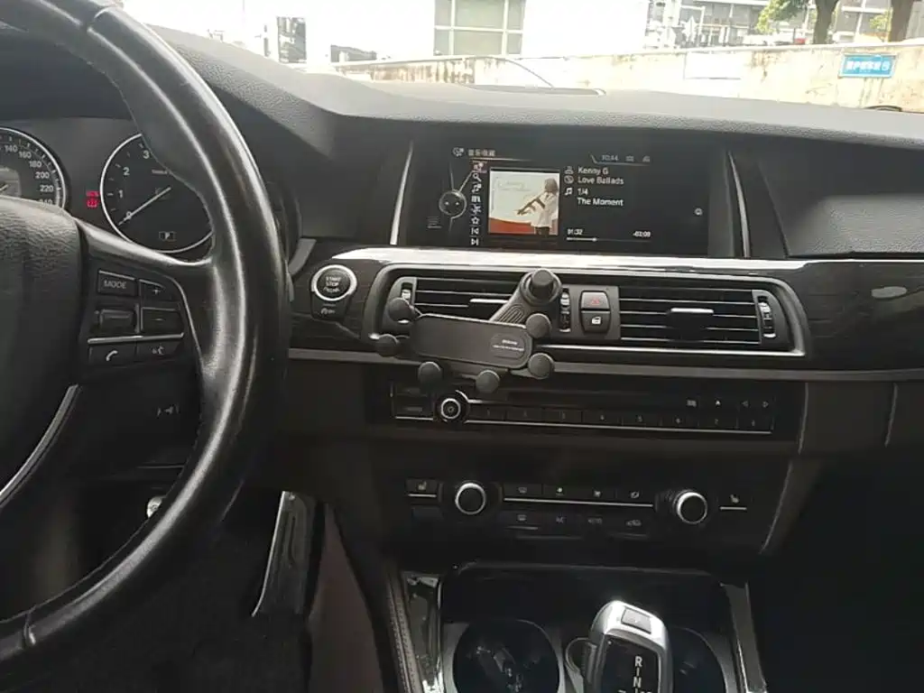 BMW 5 Series 2015 — фото 13