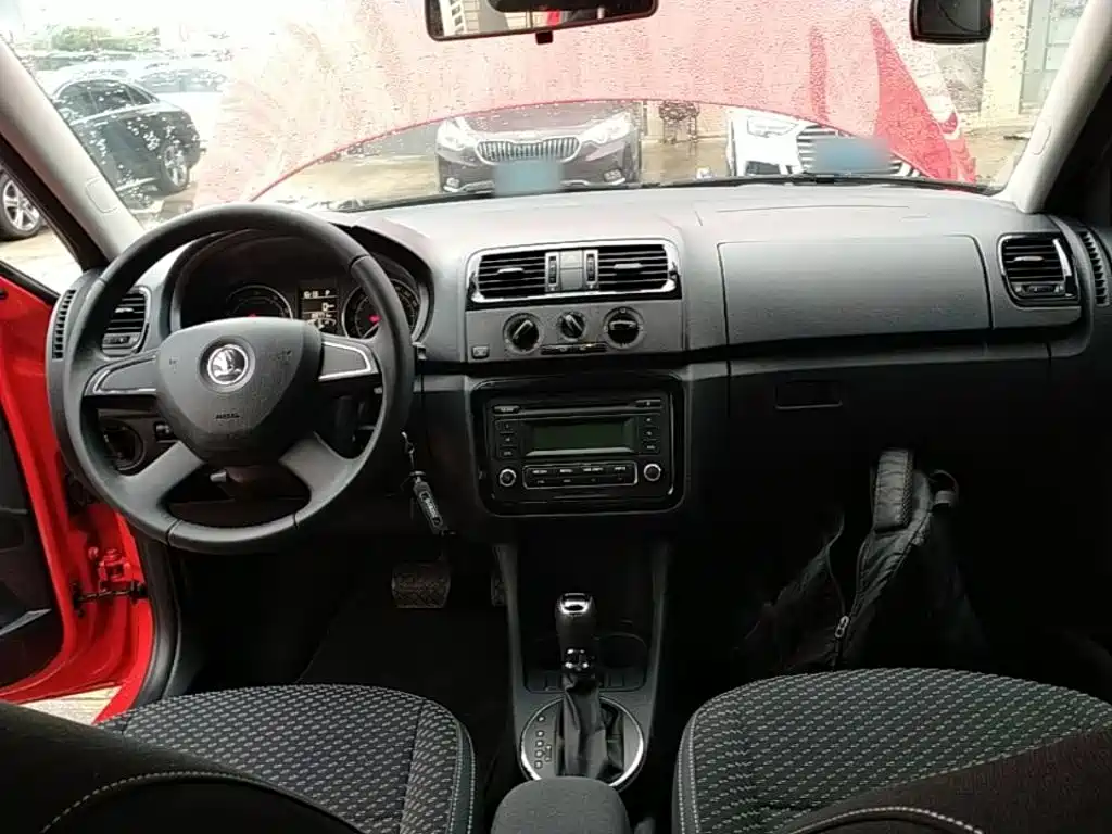 Skoda Fabia 2015 — фото 10