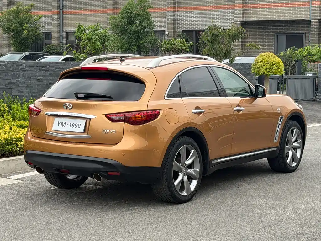 Infiniti QX70 2016 — фото 8