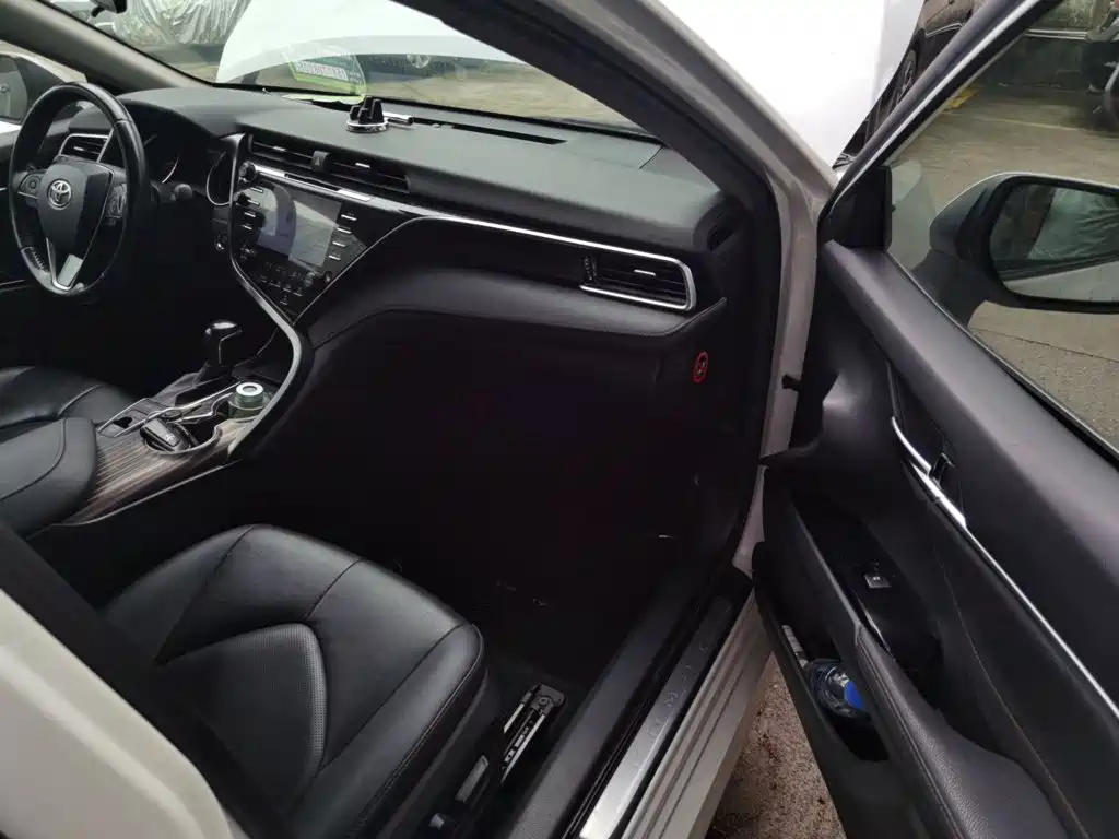 Toyota Camry 2019 — фото 19