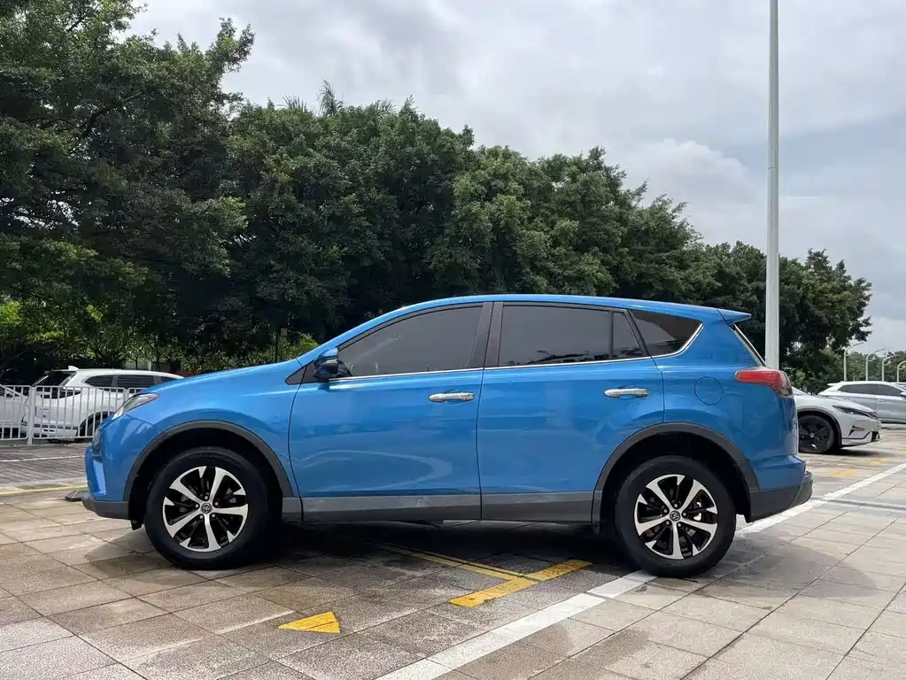Toyota RAV4 2017 — фото 11